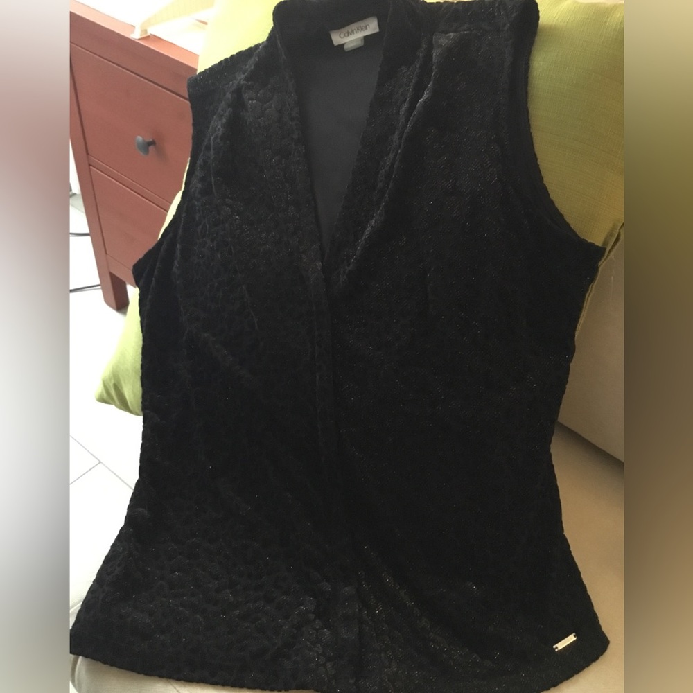 Black on black animal print velvet with sparkles sleeveless V neck top size L